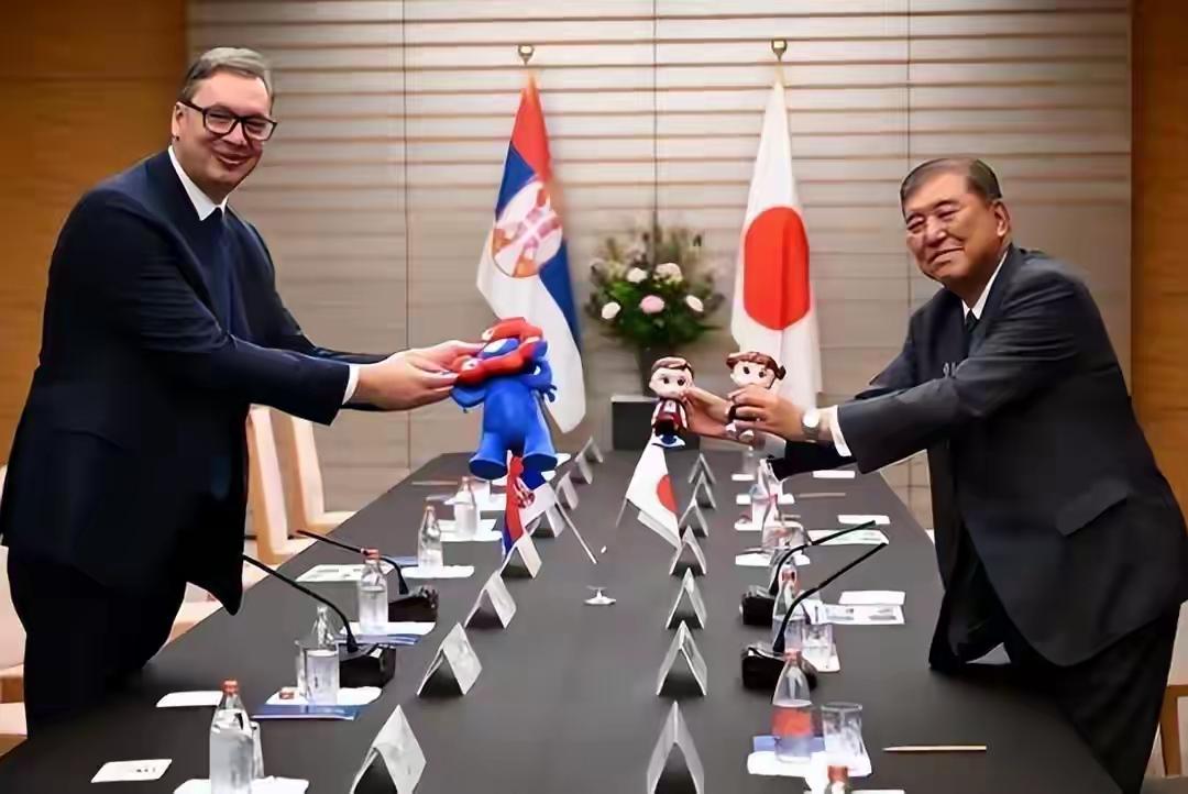 塞尔维亚才引进中国防空导弹，后脚就去日本见天皇？武契奇这波操作有何深意？就在