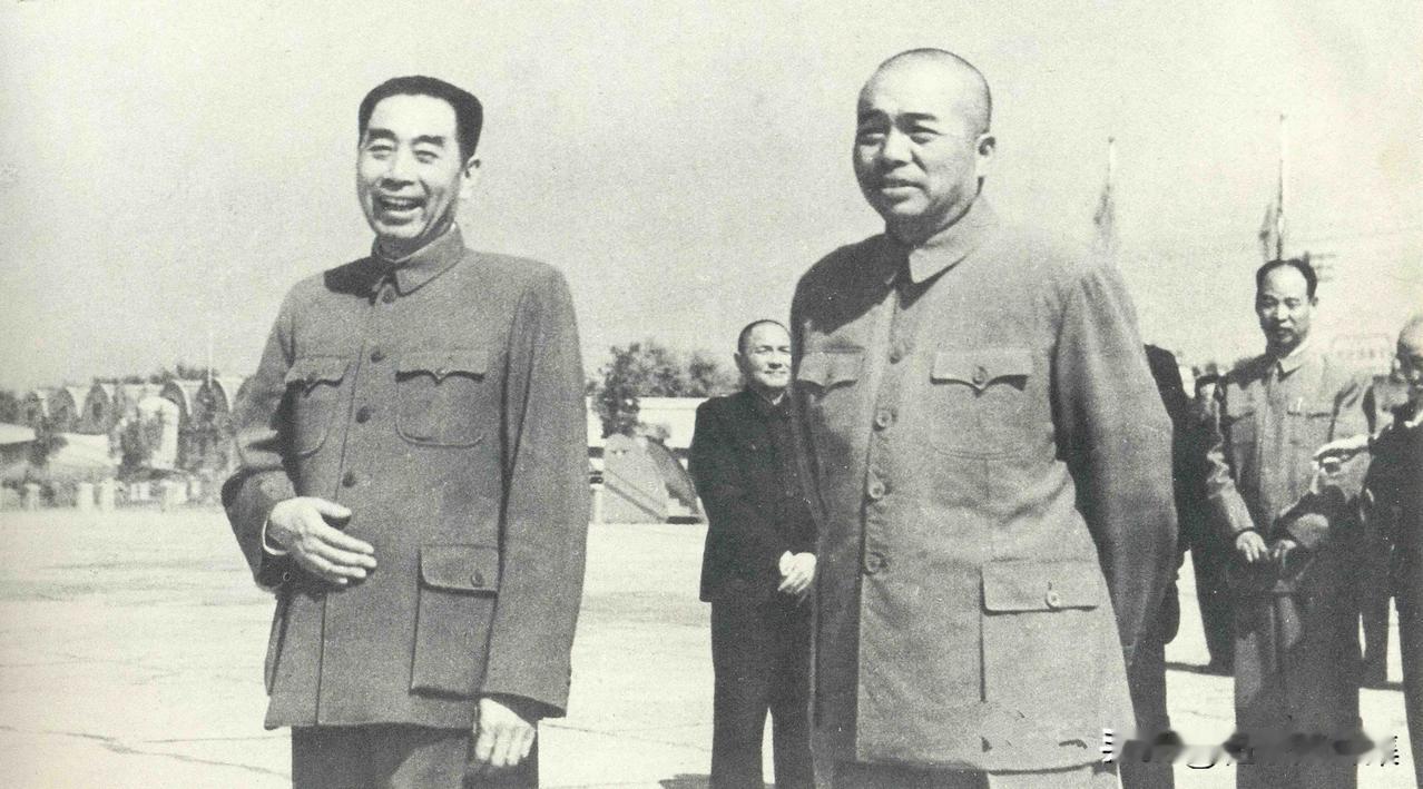 1954年9月28日，周恩来和彭德怀、彭真等前往机场迎接朝鲜代表团。当时，朝鲜代