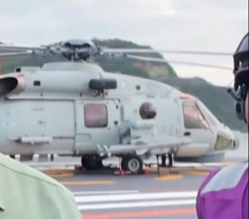 与福建舰一起官宣，一起曝光的还有直-20F反潜直升机，首见武器挂架，在一侧就挂载