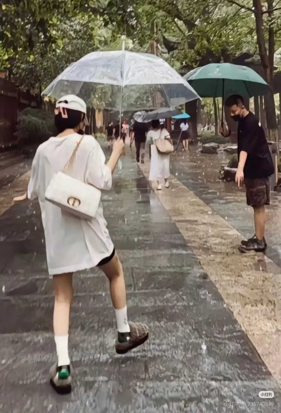 全上海都在偶遇赵丽颖放假的日子里，她偶尔出现在街头，质朴真实，像一个普通人般的