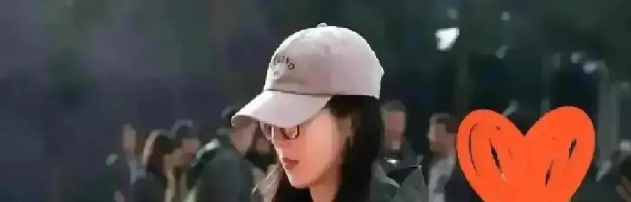 凌晨一点，杨紫被踢出剧组。副导演一句“换人了”，女一号连夜打包。资方塞新人