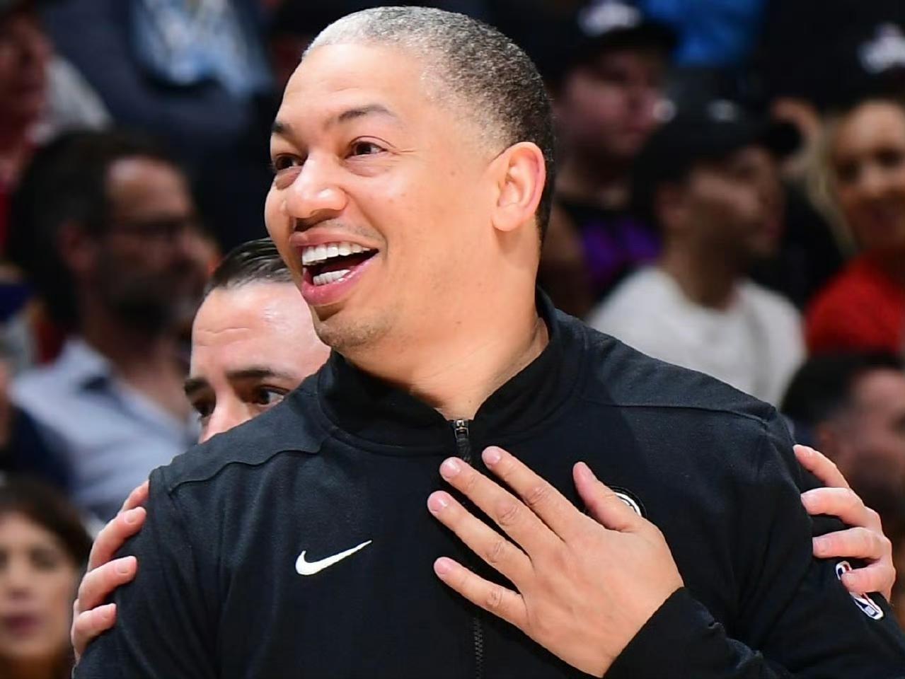 破船沉到倒数第二，鲈鱼却稳如老狗！当快船18分惨败灰熊时，泰伦卢的帅位却像被5