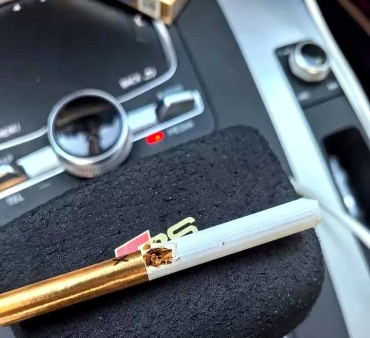 前阵子往车里放了包烟，想着开车累了能解解乏。结果过了两天，要用的时候发现