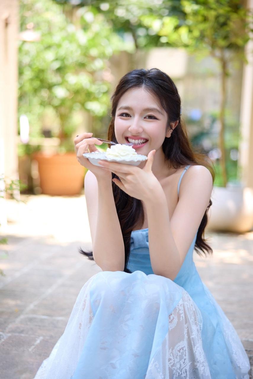 李兰迪李兰迪海岛蓝色吊带写真看李兰迪笑心情都变好了李兰迪蓝色吊带裙好美腻～每次