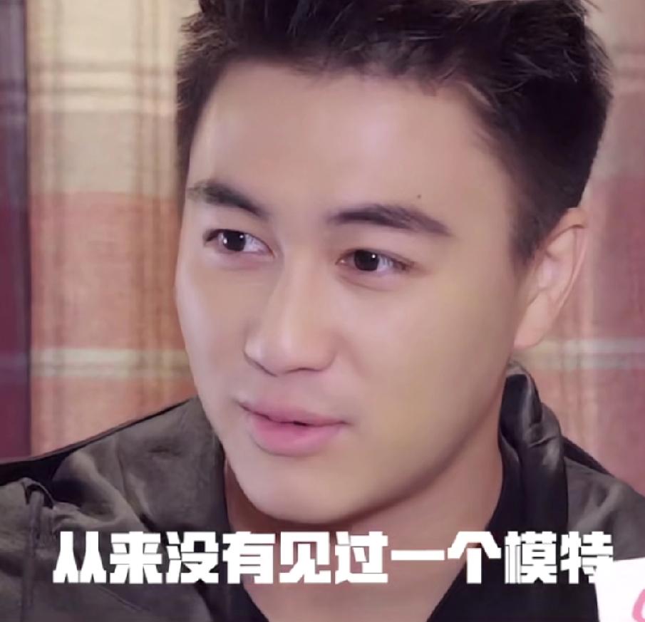 何猷君说从没见过五官这么漂亮的模特仔细看，奚梦瑶和何猷君长得真像，据说人都是