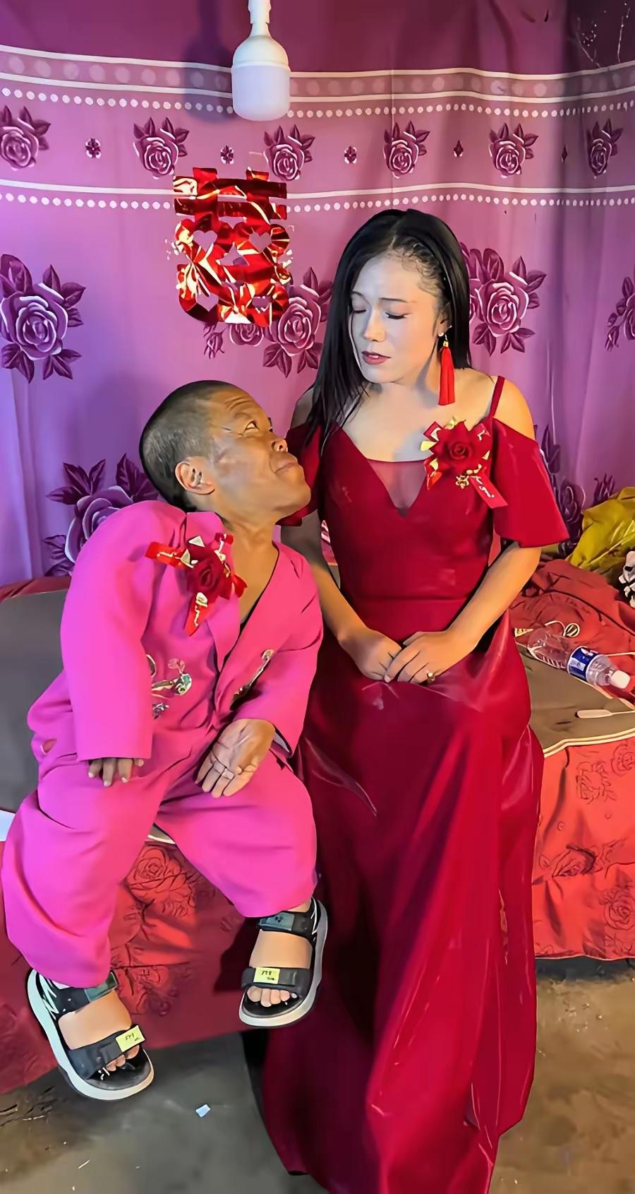 这是侏儒网红吴大哥和他的新婚妻子，可以看出两个人，不管从哪来说都是一点都不般配！