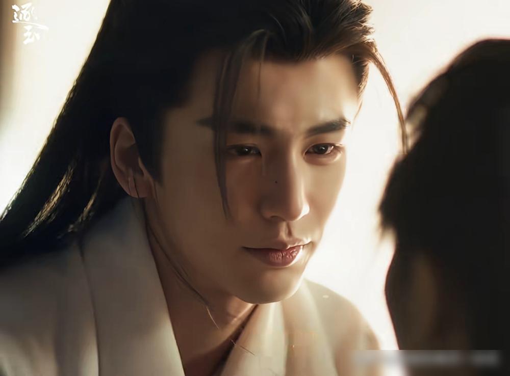 番位撕上天，吻戏全删光？你再看看《逐玉》片场，张凌赫被扇到嘴角见血还在笑。