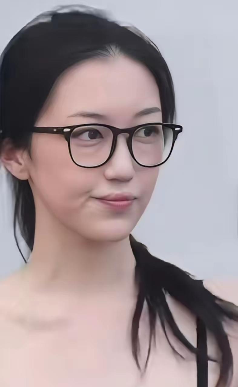 说真的，李嫣的嘴巴有没有疤痕，根本不重要。她根本就不用靠外貌。爹妈是王菲