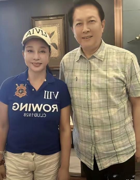 这一张老戏骨的同框合照，看着真养眼，两个人都70多岁了，状态保持的相当不错，精神