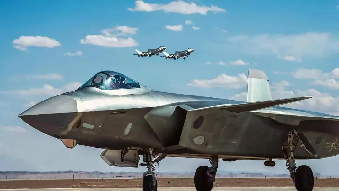 歼-20S和歼-35A抢尽风头时，美国"MilitaryWatch"却盯着中国