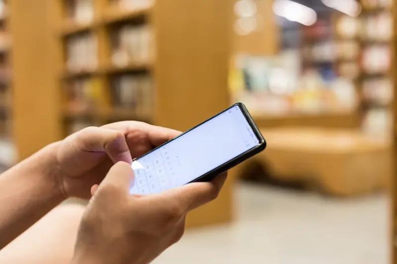 请问教育专家：现在学生把手机带入学校里，老师该怎么管？没收手机，学生因此想不开