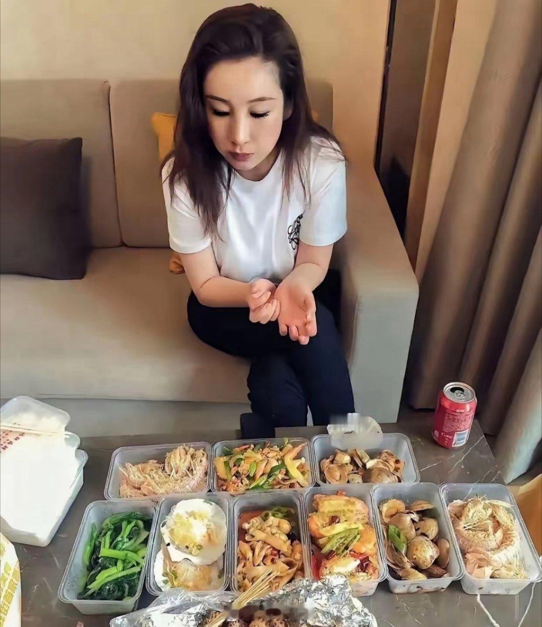 秦海璐吃这么多，居然都长不胖的？应该很多女明星羡慕她。
