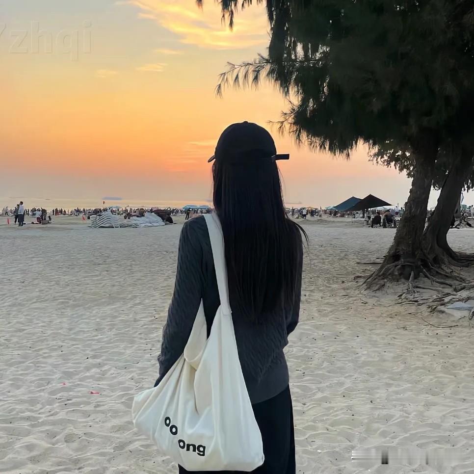 一个女人她沉默了，她不说话了，她变的安静了，她给你自由，她不管你了你以为