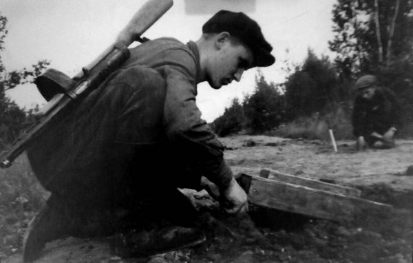苏联游击队员与YaM-5型木箱地雷