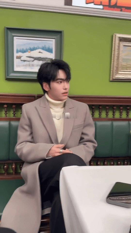 王鹤棣主动给邵子恒打板《宇宙闪烁请注意》花絮藏着小温暖！邵子恒状态拘谨，王鹤棣