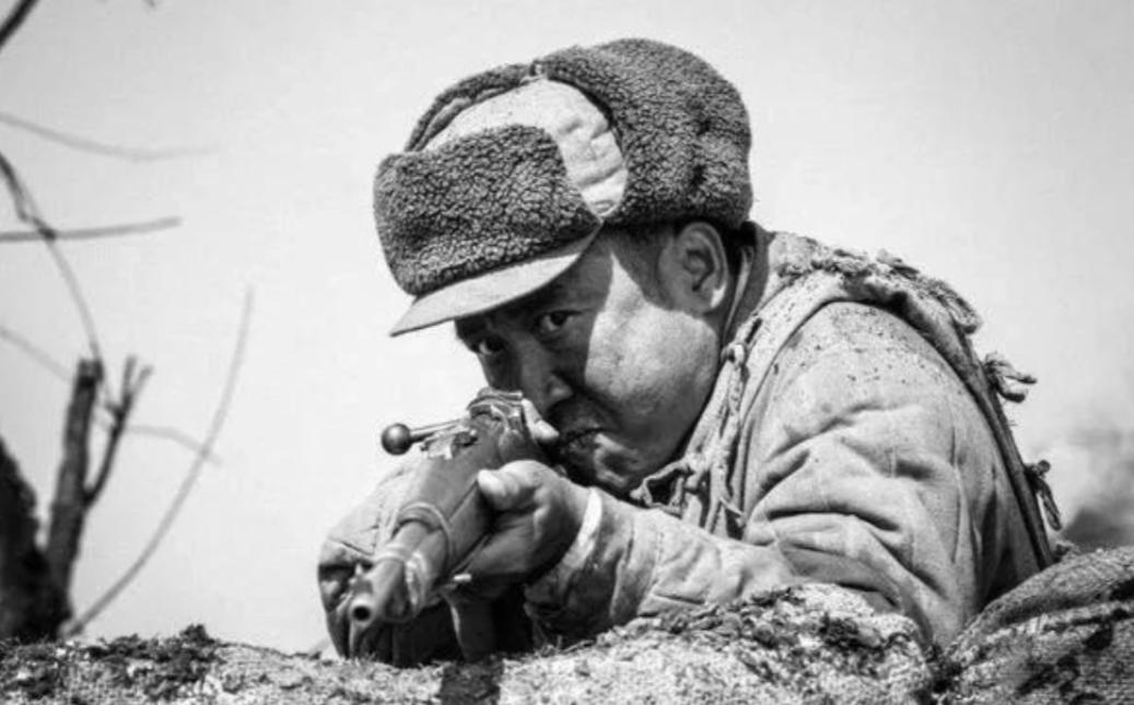 1958年，全军大比武，63军神枪手唐满洋一连7枪，枪枪命中，大家正欢呼呢，唐满