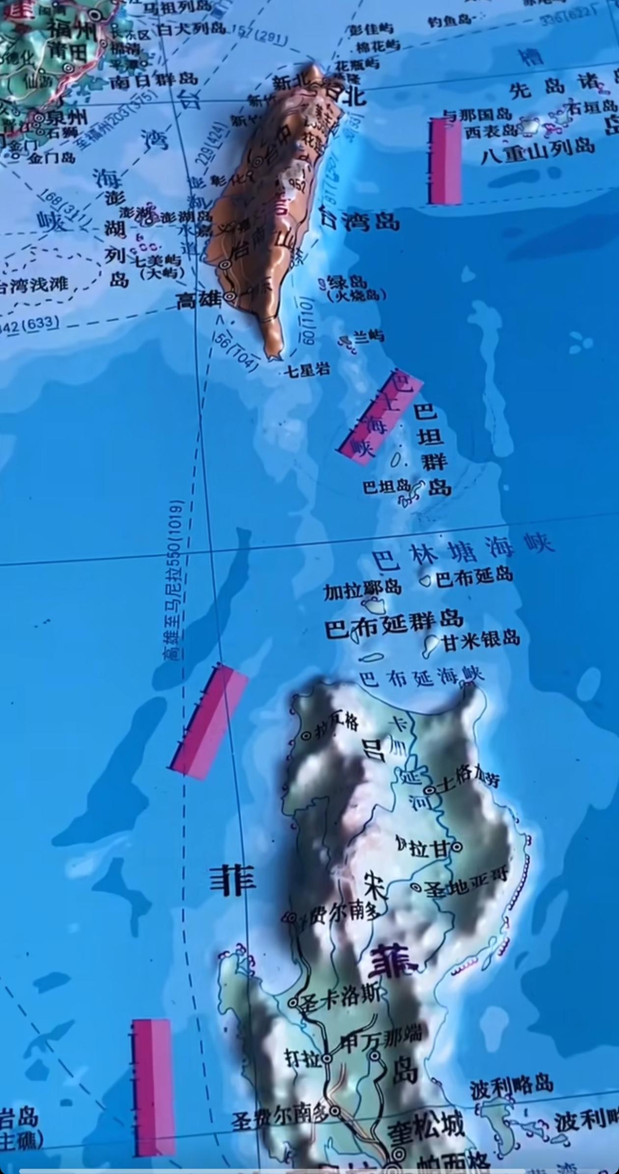 巴丹群岛（亦称巴坦群岛）与中国台湾省相距甚近，离菲律宾反倒很远。依照菲律宾的逻辑