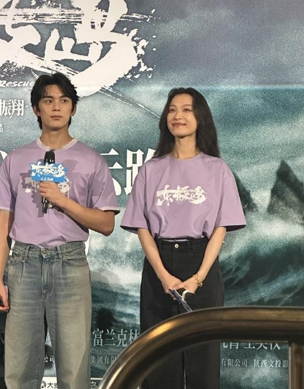 最近倪妮和丁真一起在舟山出席活动，两位搭配的都很简洁，不过站在一起还很般配。