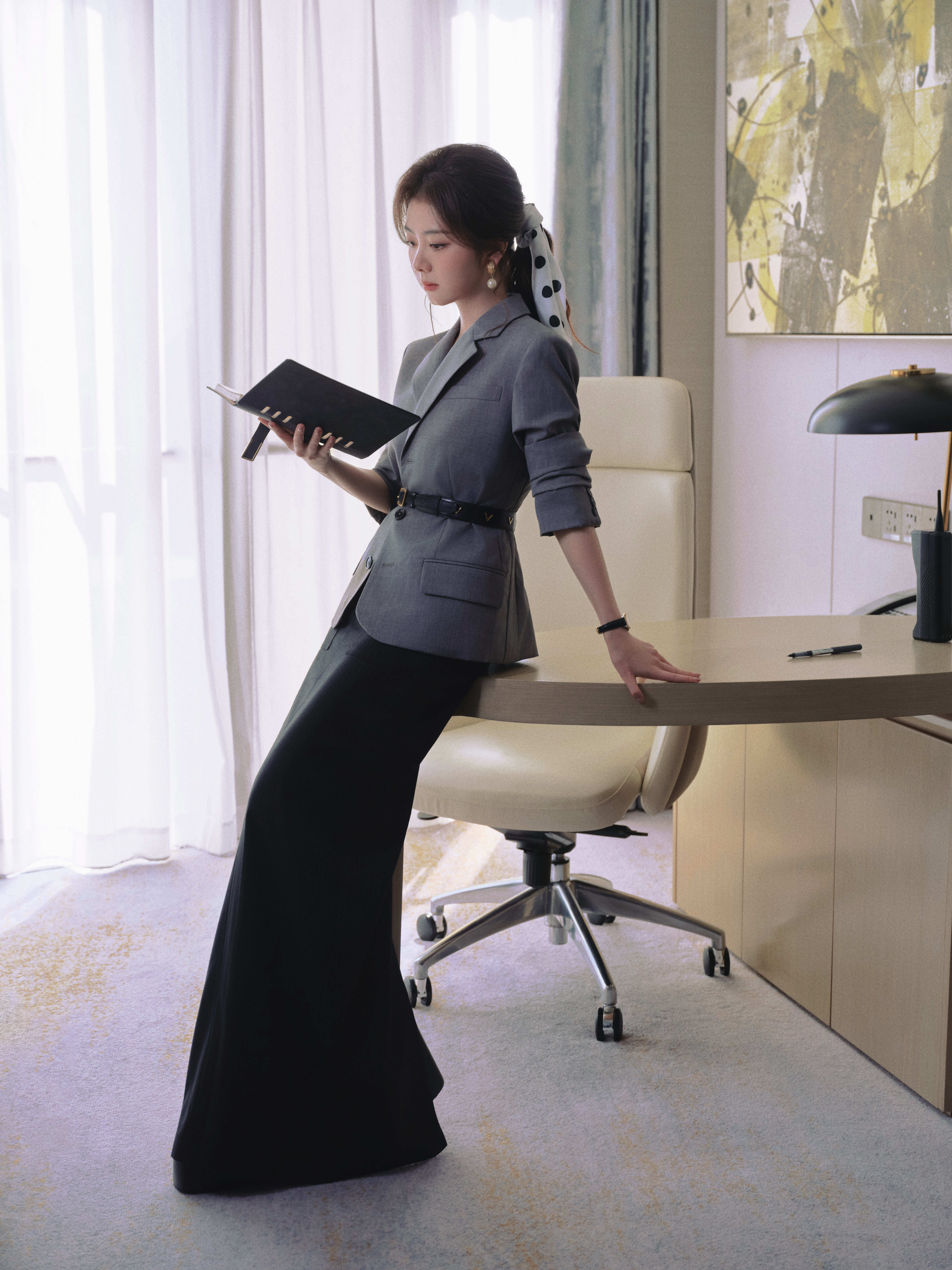 谭松韵📰谭松韵我的山与海伏案工作的扉页墨迹未干，时光流转在大哥大的按键声间