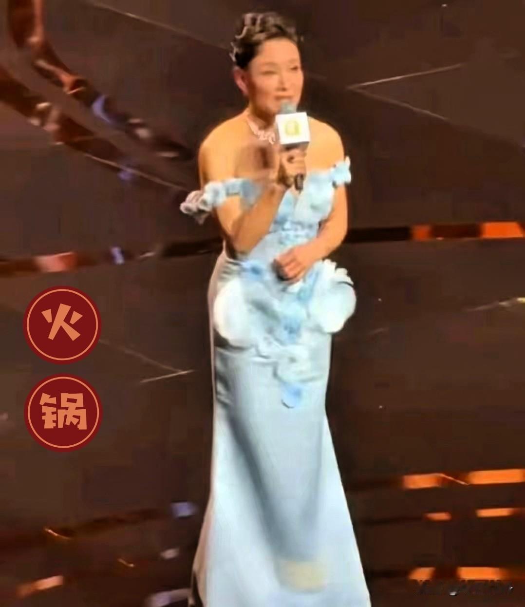 上海电影节红毯，怪事出现了。65岁的陈冲，穿着天蓝色一字肩鱼尾裙，刚说一句“很