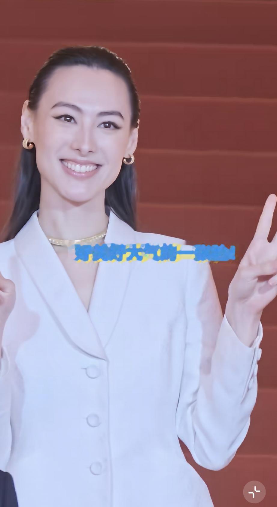 6月20日，上影节闭幕式上梁洛施换了一身白色西服，这骨相太奇怪了，越来越像男的，