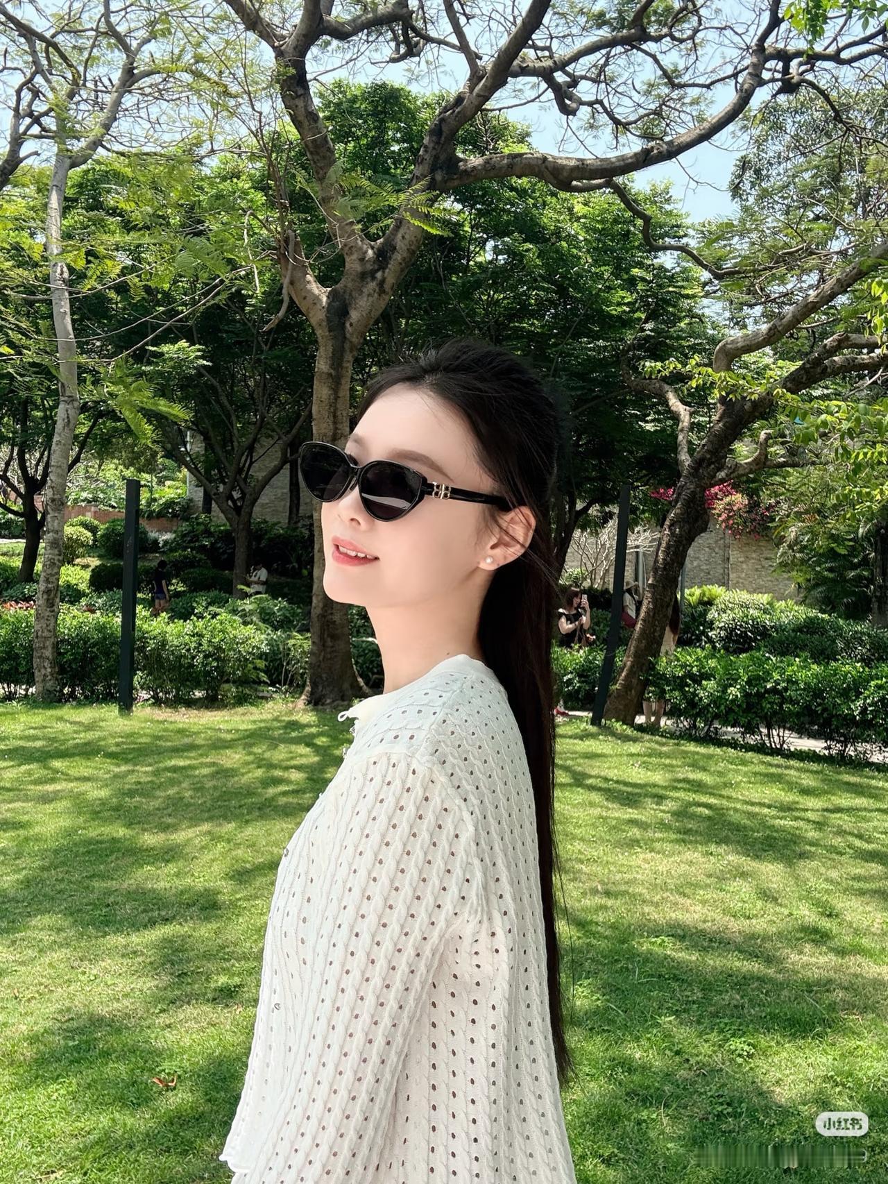 绿树阴中见，红妆影里行。