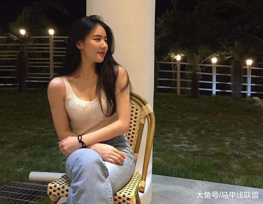 被称为“甜美女神”的她, 锻炼出健美的肌肉, 日常却很有女人魅力