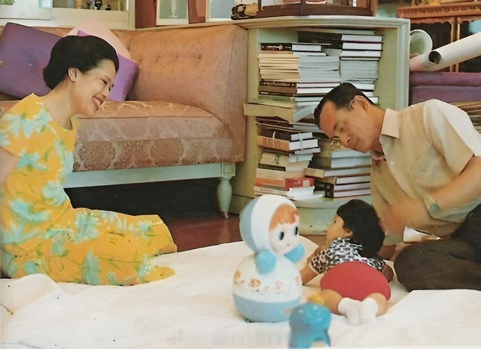 王室王室泰国王室暹罗往事老照片：童年时代的诗丽帕和外祖父母。其实从诗丽帕出生以