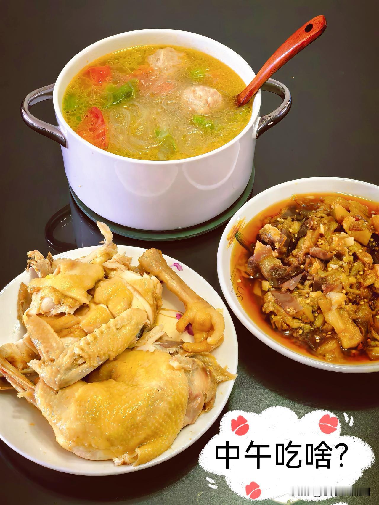 周末简单的午餐～盐焗鸡蒜末蒸茄子鸡汤粉丝番茄丝瓜昨天买的一只走地鸡，很大