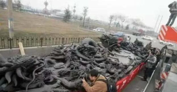 1991年，河北一村民上山砍柴，又累又热，便坐在一块石头上歇息。李占魁靠在石