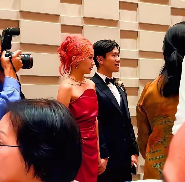 刘欢嫁女儿，新娘子顶着一头红发出场，惊掉不少人下巴。婚礼这么重要的场合，这发色