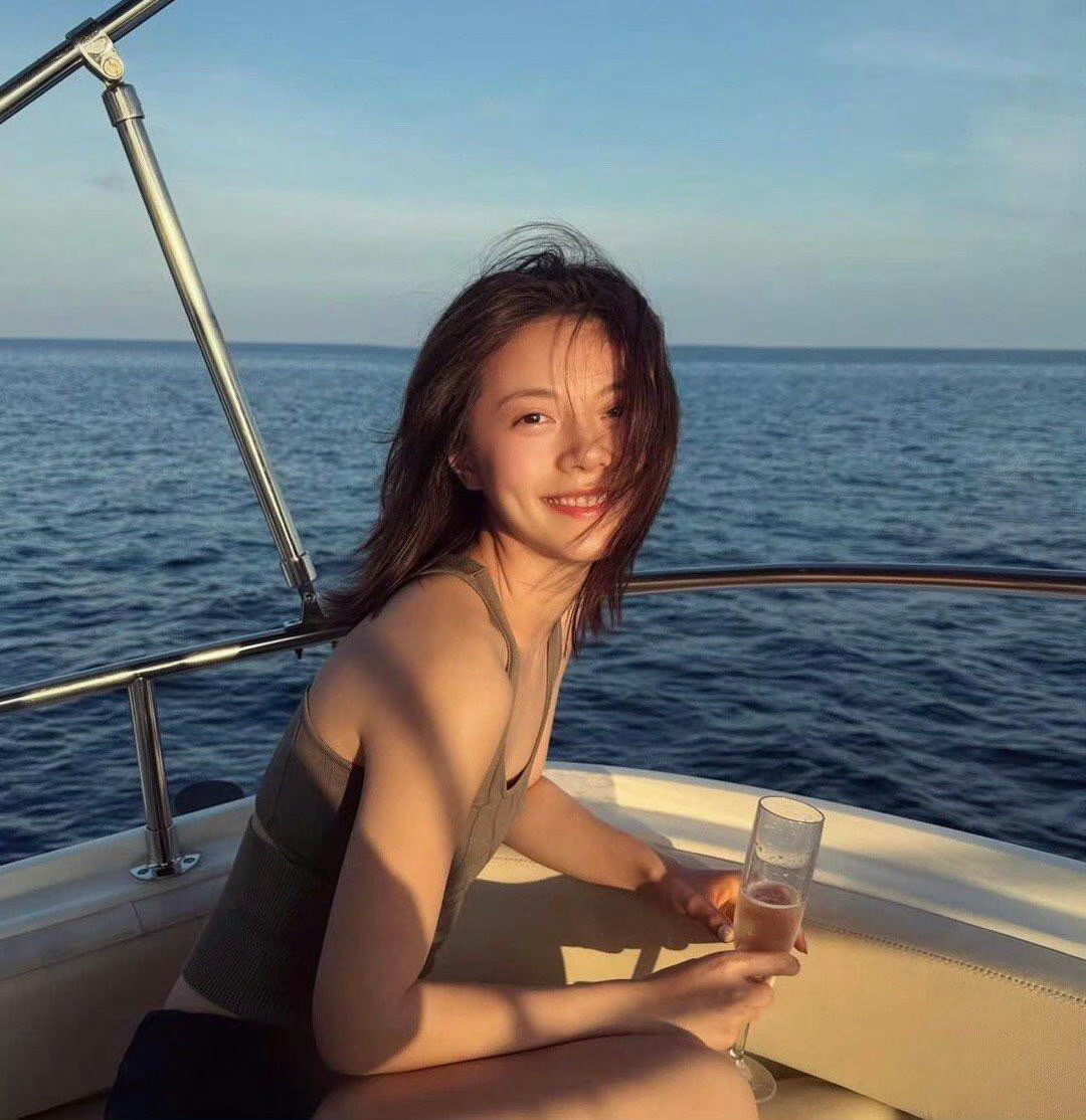 赵今麦美貌引外网热议赵今麦松弛度假日常