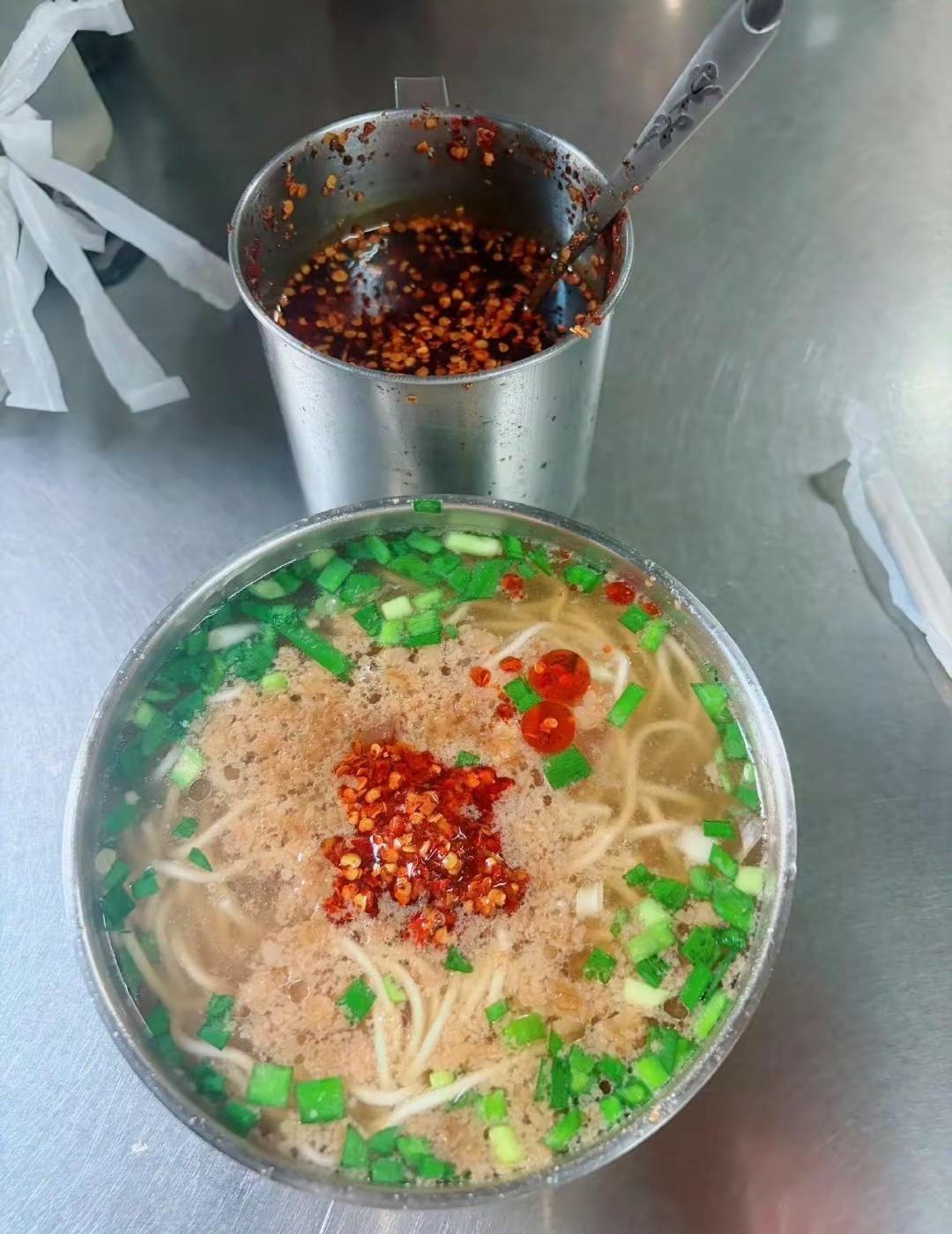 三口吃完。麻辣米线特色小吃