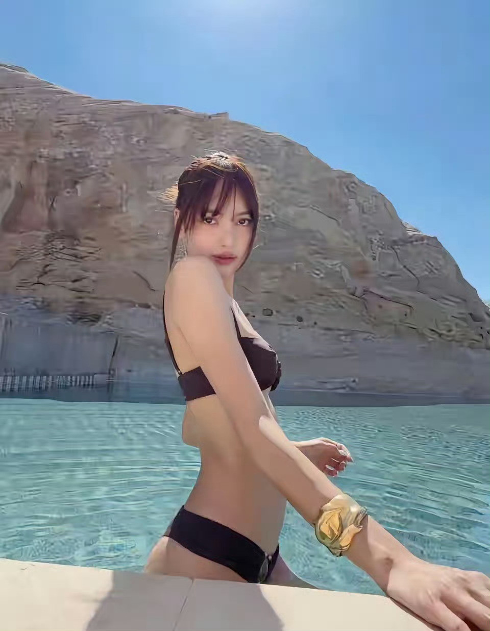 Lisa八字：丁癸戊吉丑卯辰时Lisa是丁丑年，现在走丙午大运，大运午火就是桃花，今年又是丙午年，又