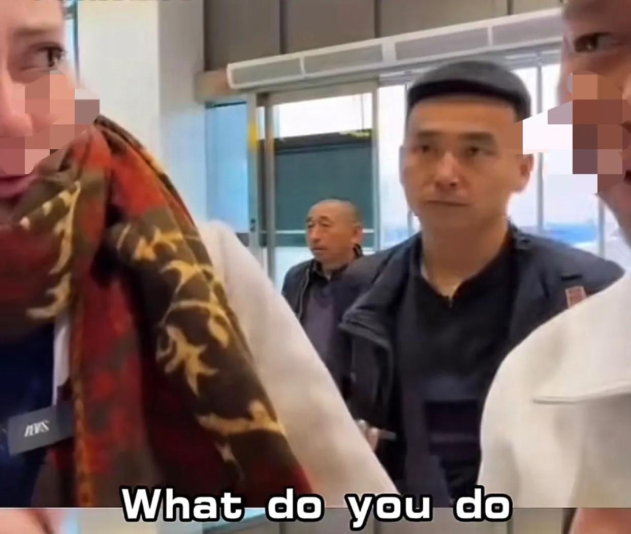 机场内男子骚扰​外国女游客​的视​频流出后，很快引发了全网范围​关注​与批评，不