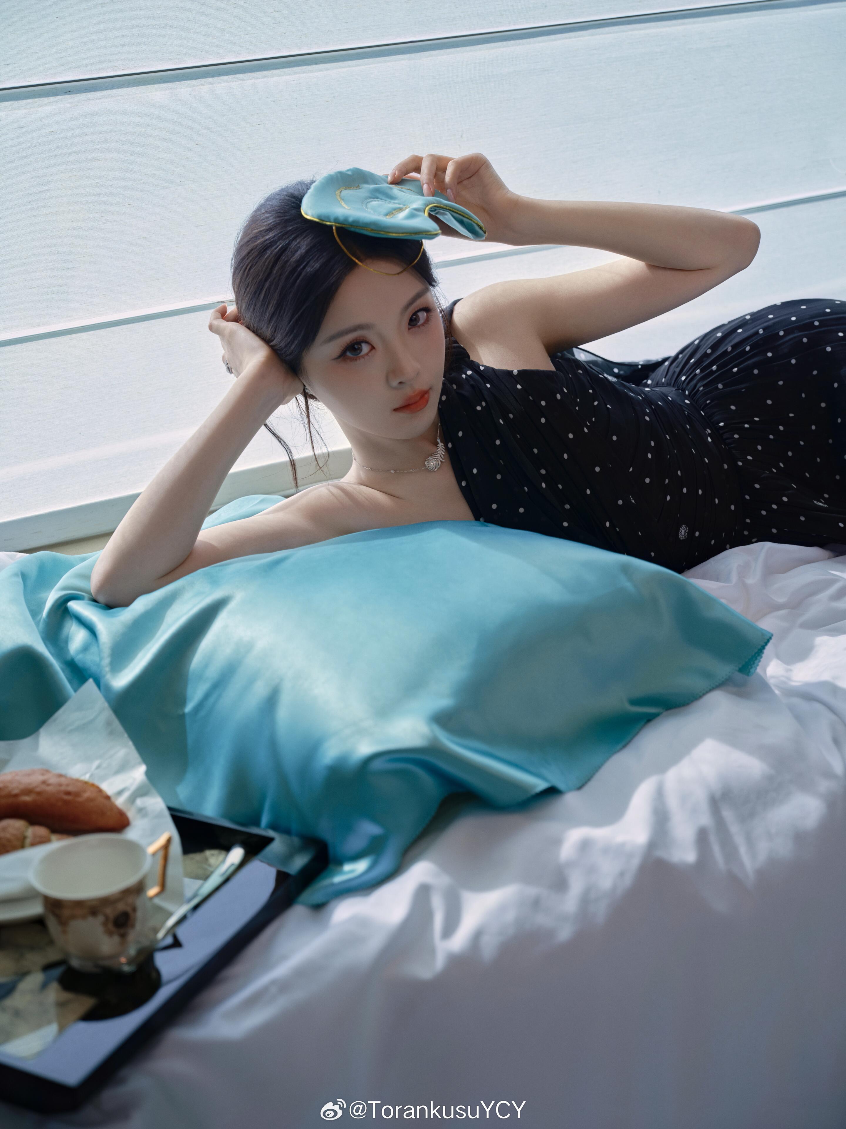 杨超越黑波点斜肩长裙每次出现都惊艳！顶美是这样的！杨超越今天是太阳雨