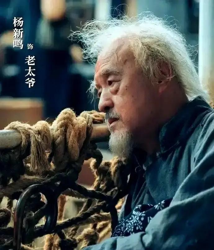 30岁的顶流，抢着演60岁的老人。别的鲜肉在镜头前藏起每一道细纹，肖战在《