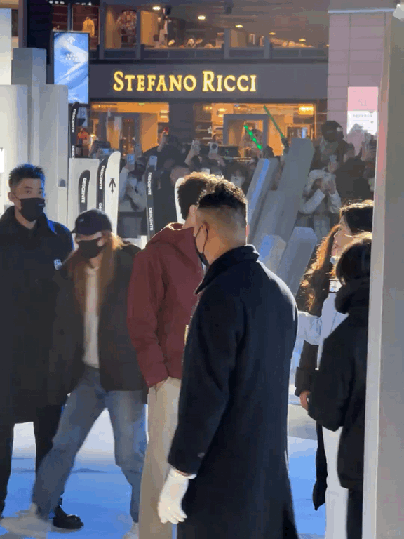 吴磊扑面而来的男大感此男怎么帅成这样！！吴磊这个红色冲锋衣造型扑面而来的清新男