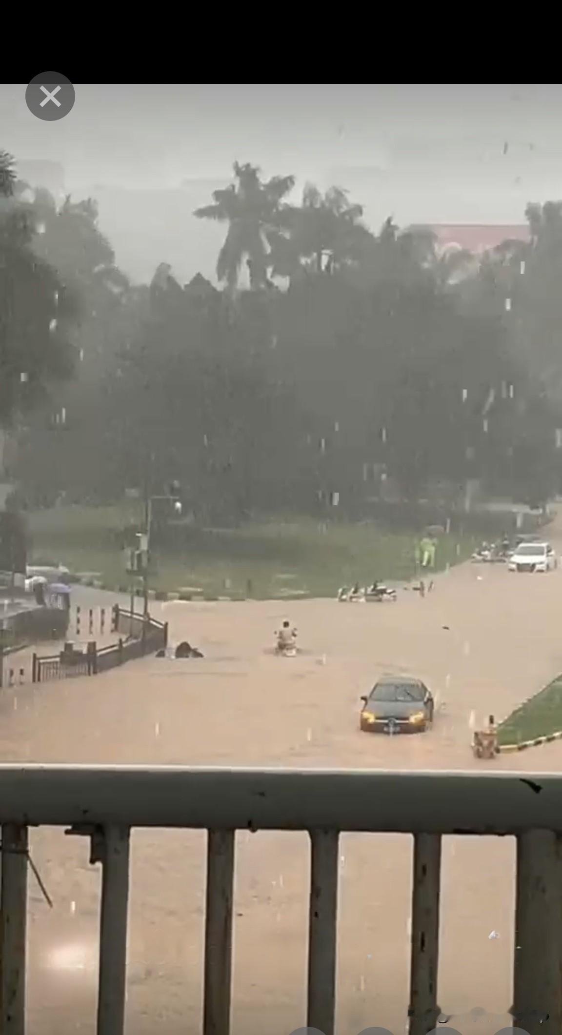 广州这雨下疯了！马路变河道，小车水中“趴窝”，司机：这是在开船？广州这场雨，
