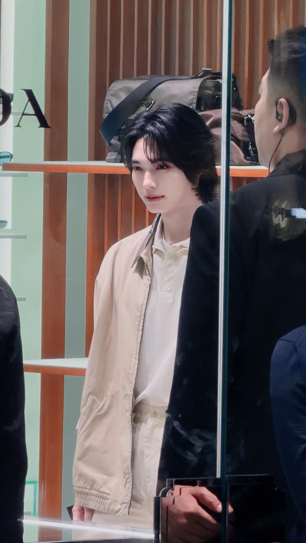 深圳Prada新店开业真是下血本了请了巨多明星来捧场杨幂李现马龙李沁