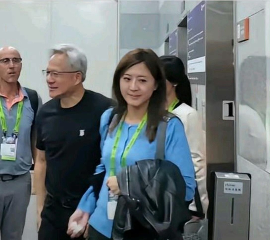 不得不说，黄仁勋这个助理可真好看。