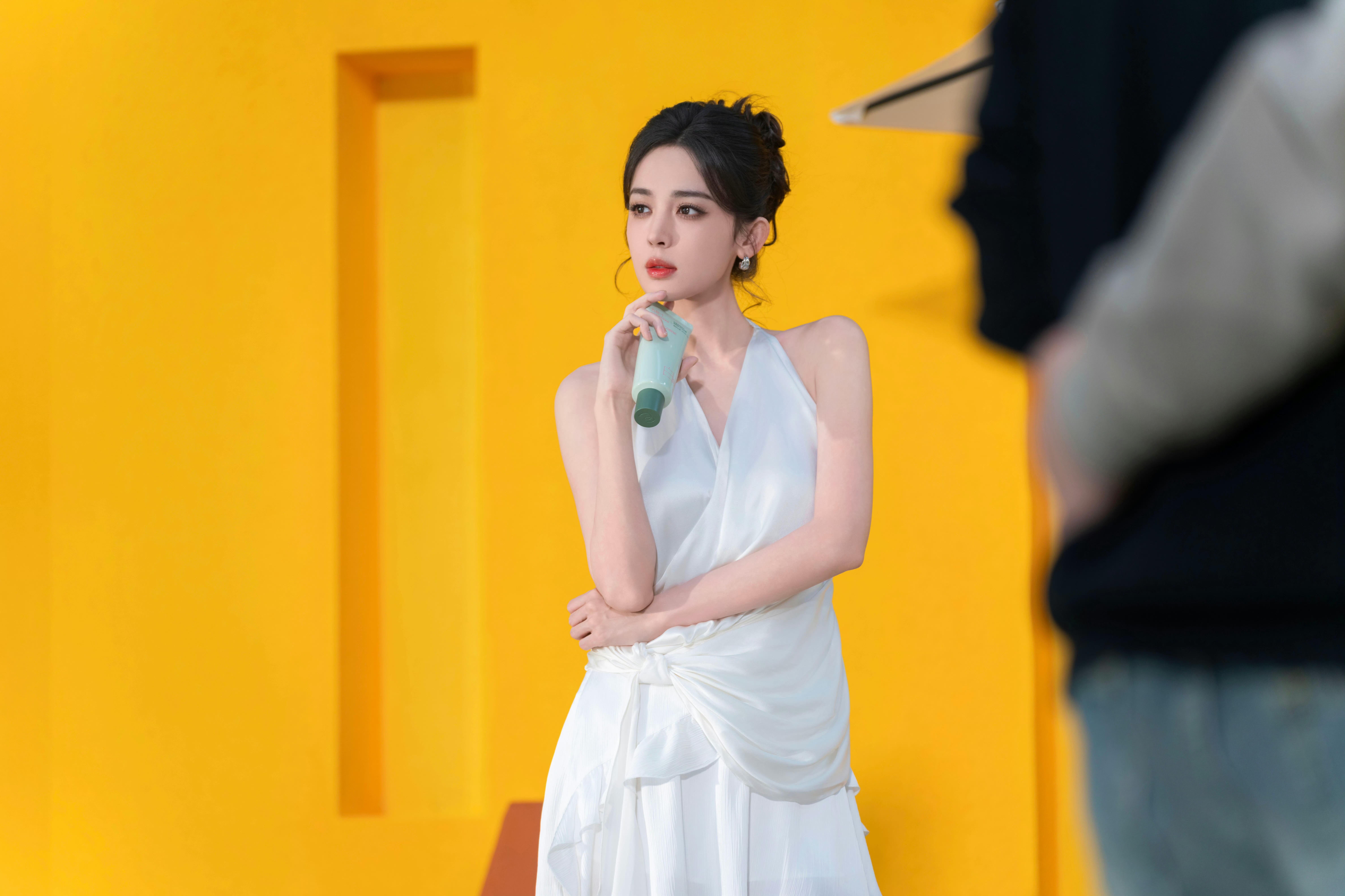 古力娜扎FragileHeart白色挂脖裙，✨露背设计+不规则荷叶边，丝缎质