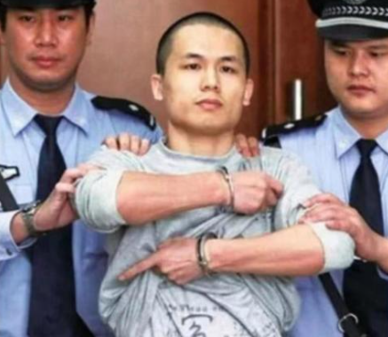 2013年，深圳有个民警叫李才坤，被判处了死刑。当着记者的镜头，他突然伸出被铐住