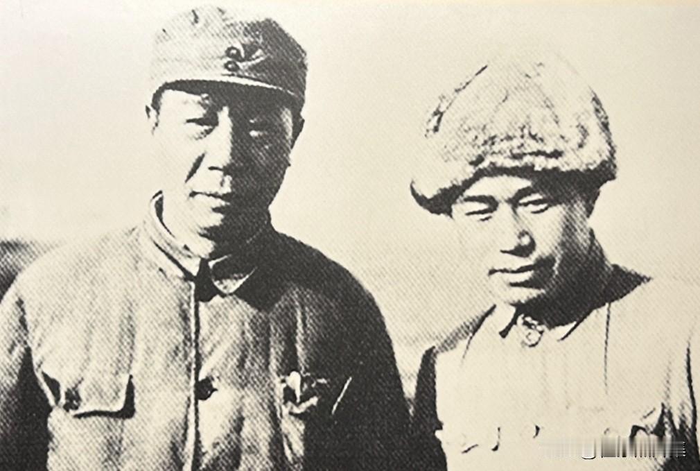 1948年12月淮海战役第二阶段，华东野战军参谋长陈士榘（左）与中原野战军第六纵