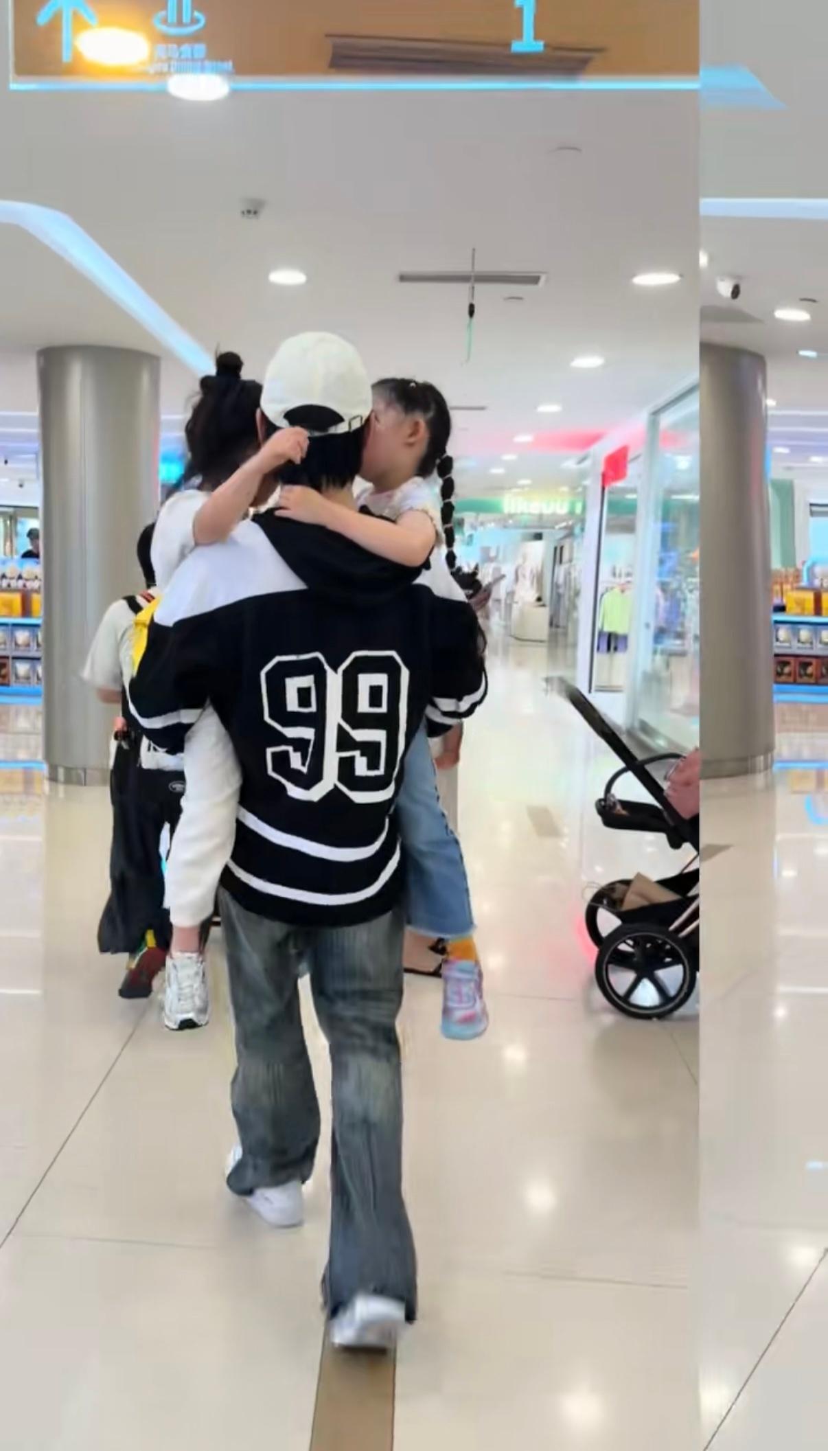 郭碧婷向佐儿子女儿近照佐哥真是精力旺盛，活力四射，上班直播间蹦迪卖包包，回到家陪
