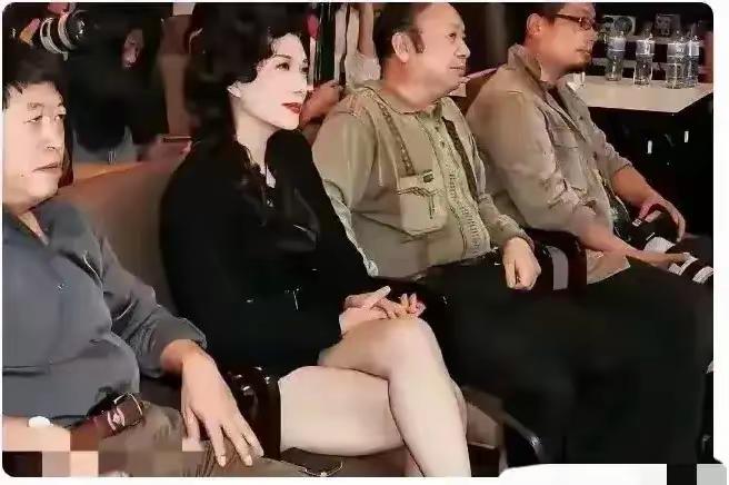 照片中的她身着黑色连衣裙，搭配肉色丝袜，妆容精致，气质端庄，这位“白到发光”的国