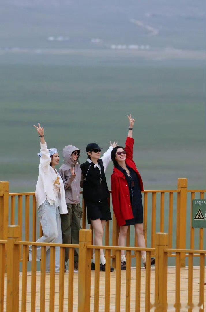 向野主线旅游副线拍时尚大片向野的我们新疆的每一处风景都是天然摄影棚，姐姐们穿着