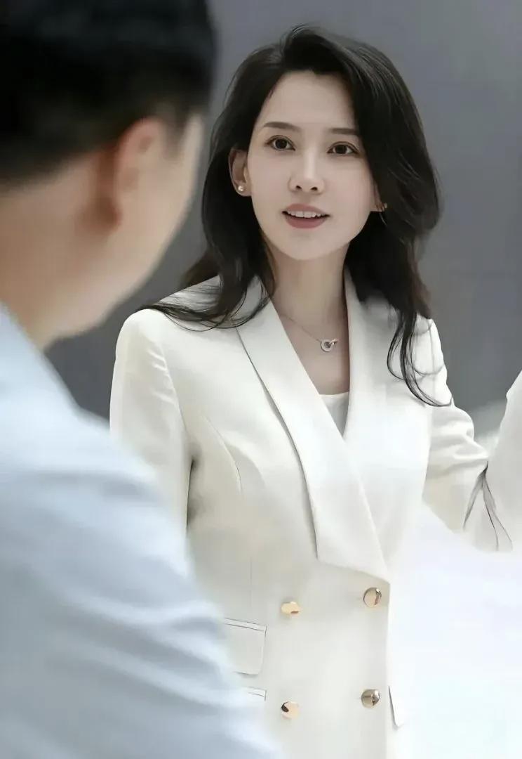 汪峰现任女友李巧，网名森林北，1990年生于新疆哈密，艺术专业出身，现年36岁。