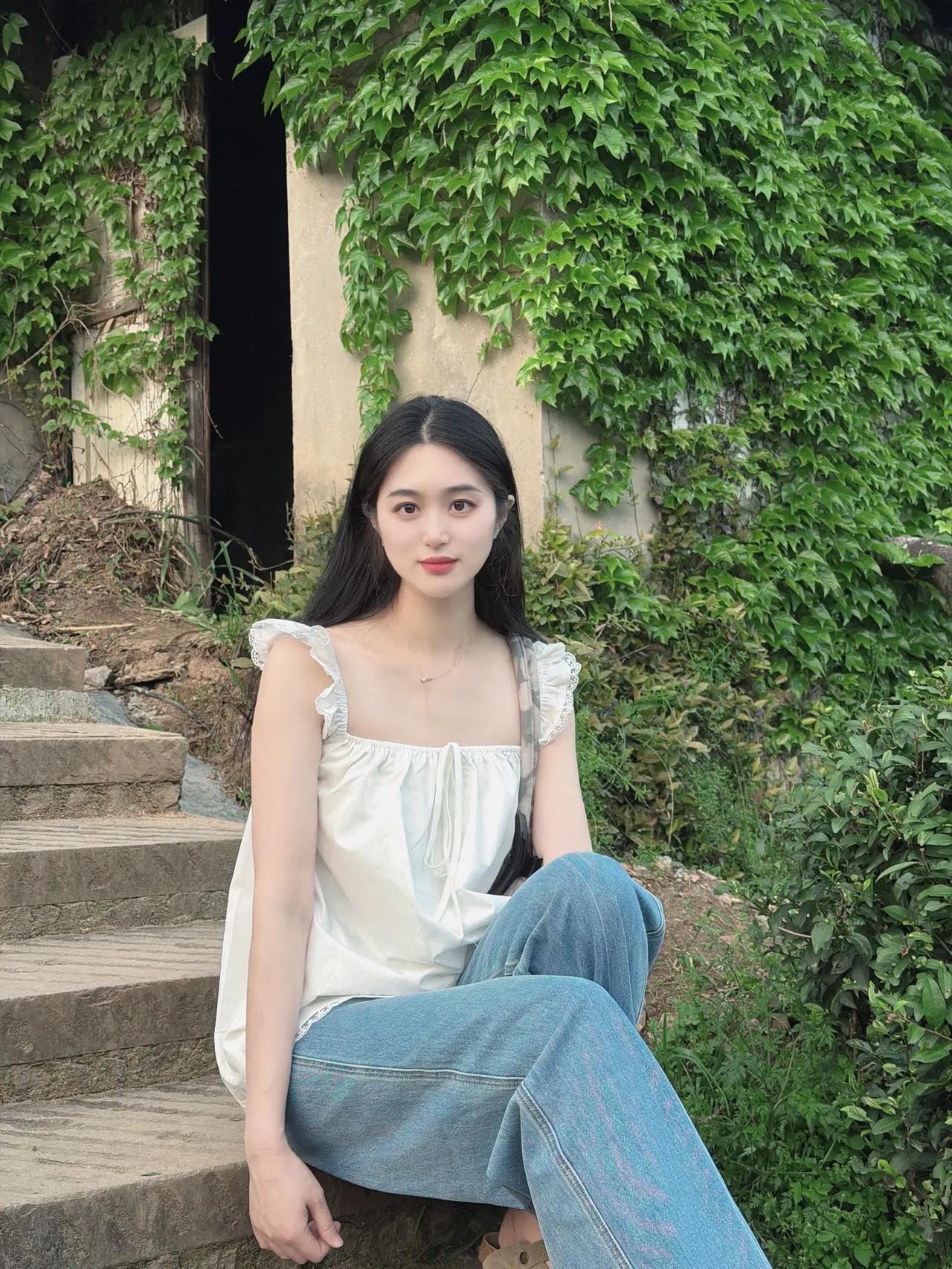 绿树掩映中，佳人倚石阶。