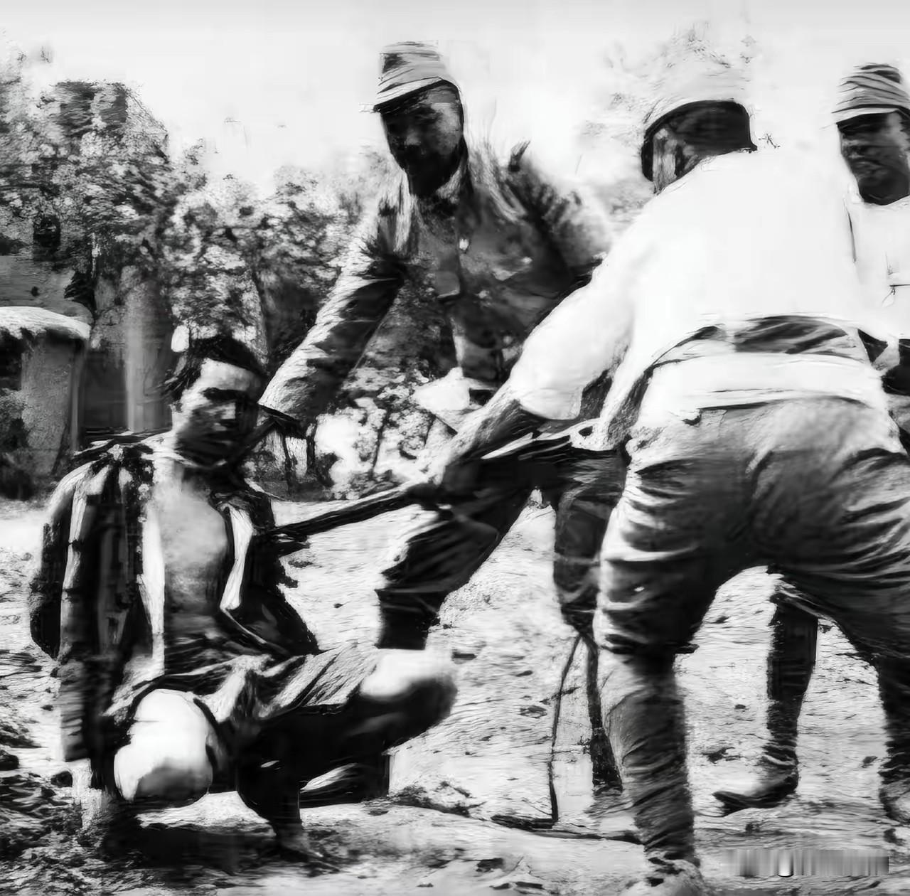 这张照片定格了南京大屠杀期间的恐怖瞬间，三名日本兵环绕着一名赤膊中国俘虏——俘虏